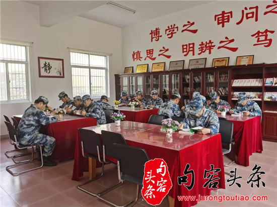 4某部队保障四队战士们在训练之余阅读书籍.jpg
